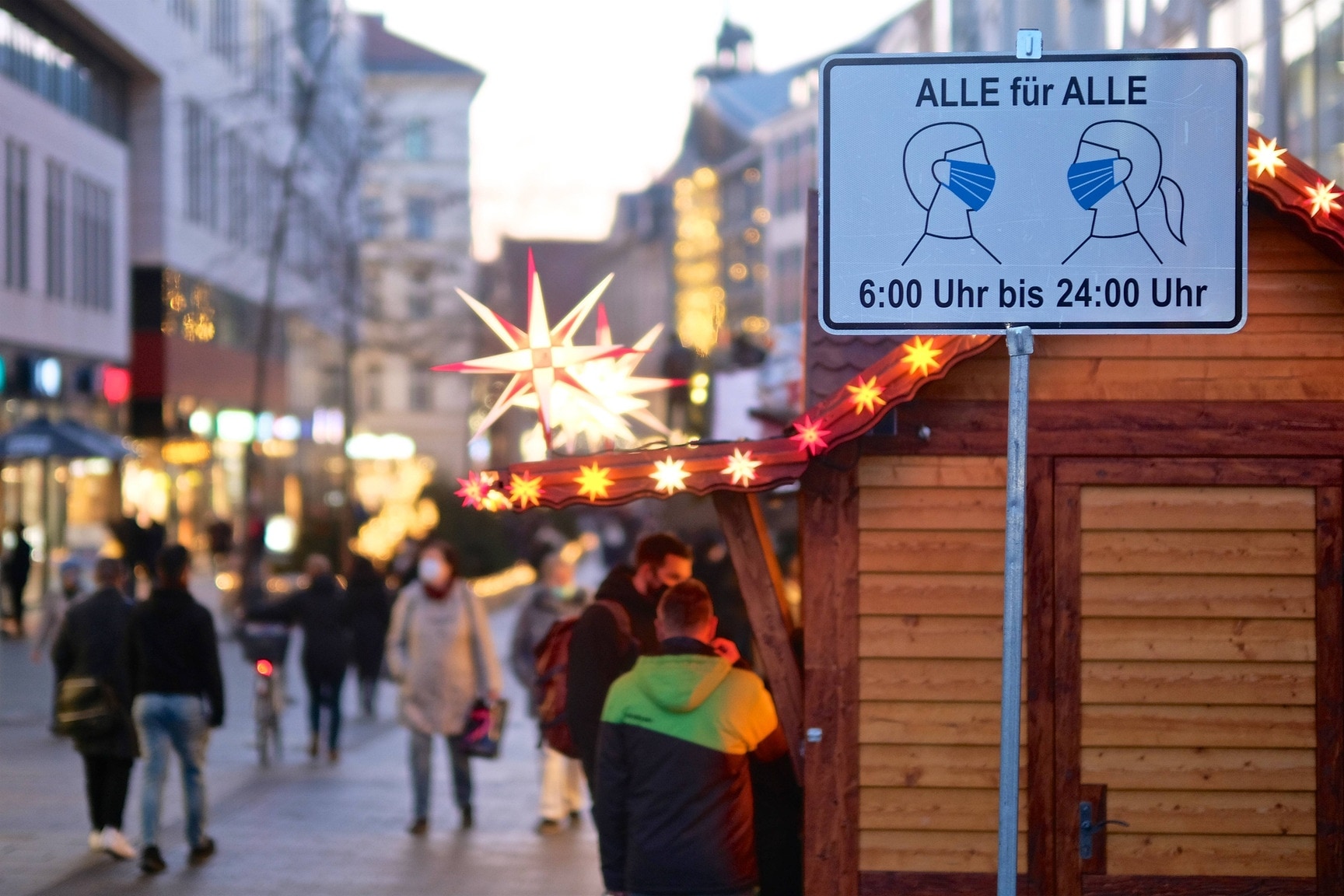 Schild: Maskenpflicht am Zugang zur FuÃgÃ¤ngerzone innerhalb des Innenstadt-Rings Mund- und Nasenschutz Alle fÃ¼r Alle 6:00 Uhr bis 24:00 Uhr Innenstadt von Leipzig