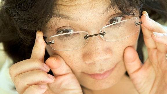 Eine Frau mit Brille