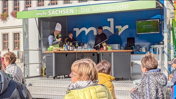 Ein Stand von MDR Sachsenradio mit Publikum