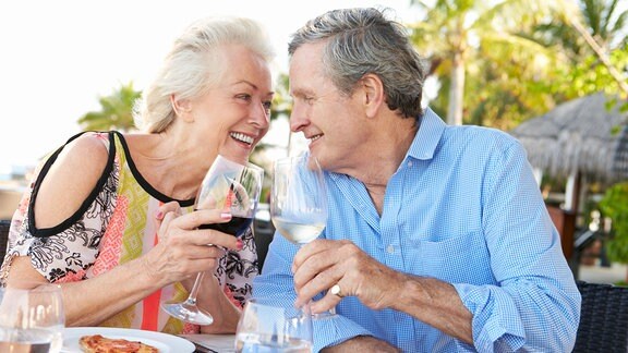 Ein Paar genießt nach dem Essen ein Glas Wein.