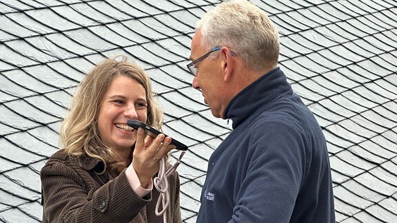 Elena Pelzer interviewed Bernd Woywod auf einer Dachbaustelle