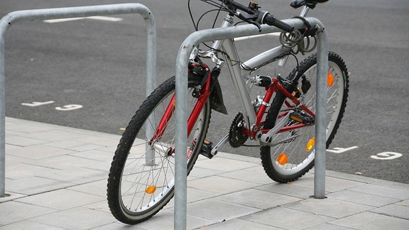Mountainbike an einem Fahrradstellplatz angeschlossen