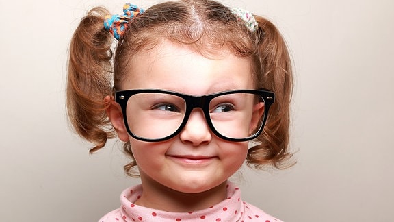 Ein Mädchen mit einer großen Brille