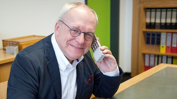 Prof. Manfred Curbach an seinem Carbon-Schreibtisch unter dem Motto „Ein Telefonat mit der Zukunft“ 