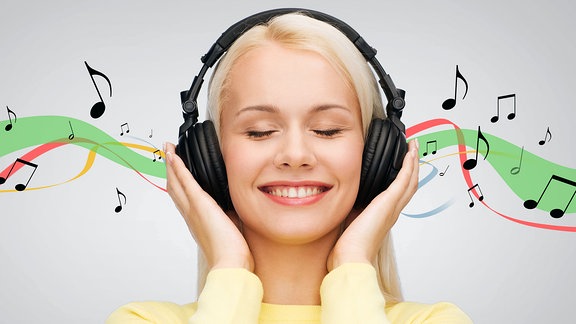 Frau mit Kopfhörer hört Musik