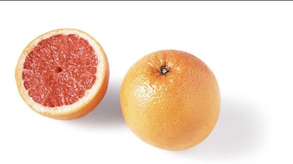 Eine halbe und eine ganze Grapefruit