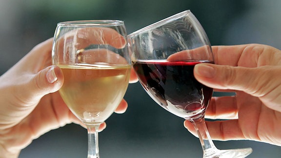 Gläser mit Rot- und Weißwein