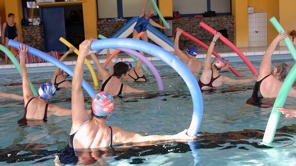 Mehrere Frauen bei Wassergymnastik.