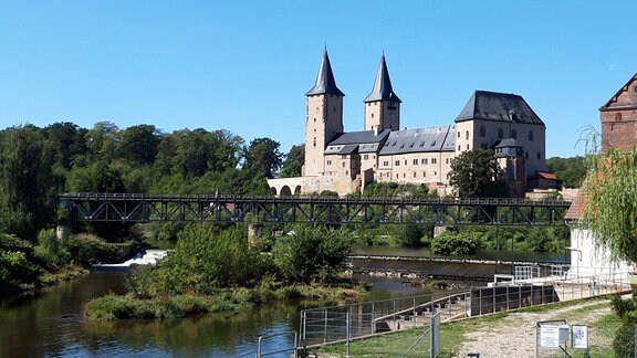 Blick auf Schloss Rochlitz, im Vordergrund die Zaßnitzer Hängebrücke