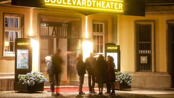 Besucher verlassen nach einer Vorstellung das Boulevardtheater Dresden