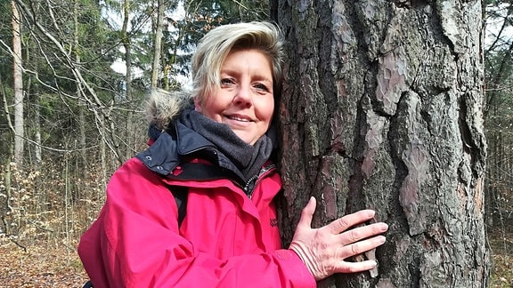 Claudia Gründer lehnt an einem Baum