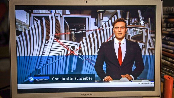 Tagesschau-Sprecher Constantin Schreiber auf einem Laptop