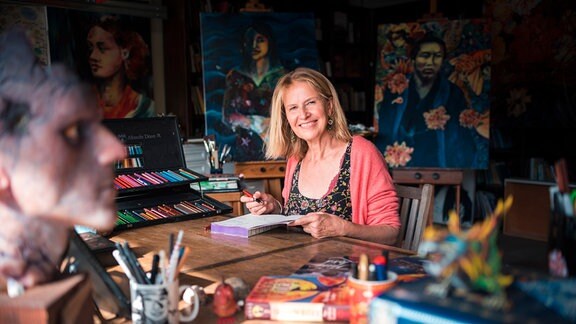 Die Autorin Cornelia Funke sitzt am Schreibtisch in ihrem Haus in Malibu.