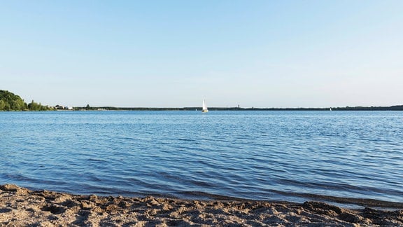 Blauer Himmel über dem Cospudener See