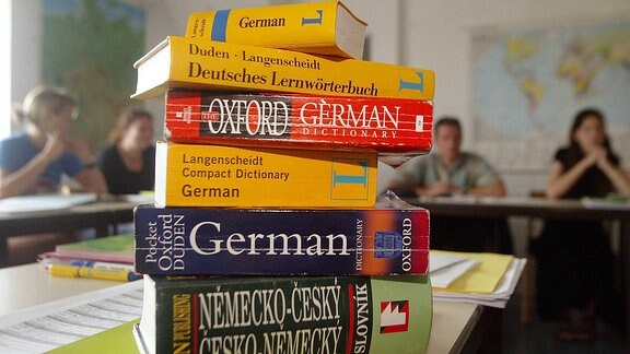 Lehrmaterialien eines Deutschkurses liegen auf einem Tisch.