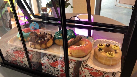 Donuts in der Auslage des Pop Up Ladens in Auerbach
