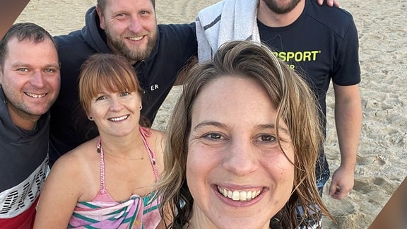 Elena Pelzer ist im Naturbad Luppa beim Eisbaden mit Tobias, Carolin, Markus und Daniel