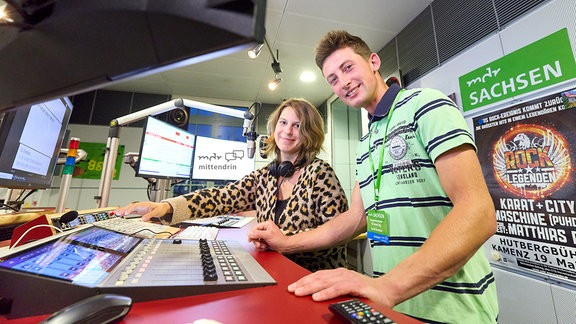 Elena Pelzer und Hörer David Schröder im Studio von MDR SACHSEN