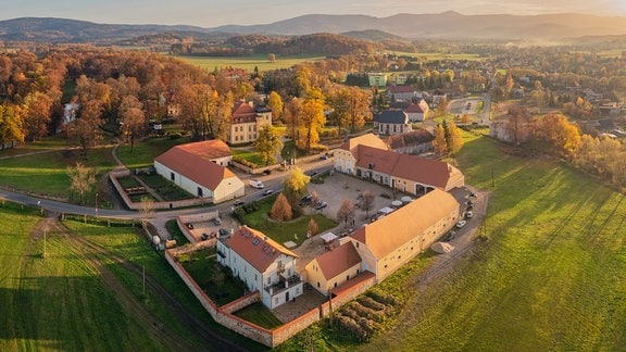 Goldener Herbst im Hirschberger Tal - Blick auf Pałac Łomnica / Schloß Lomnitz 