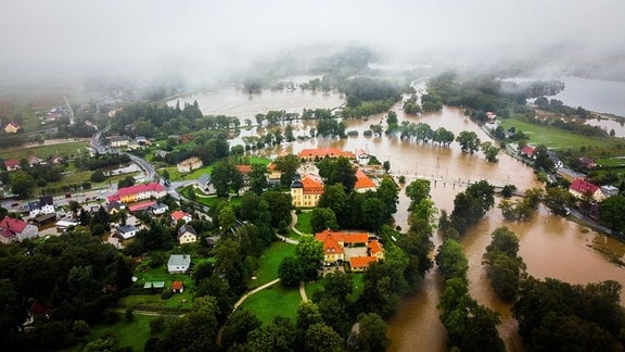 Der Fluss Bóbr /Bober hat Teile des Schloßparks von Pałac Łomnica / Schloß Lomnitz überschwemmt.