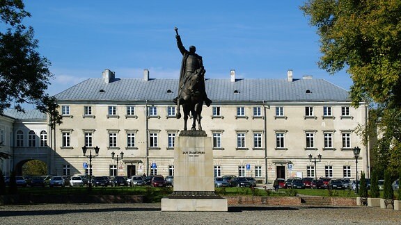 Bronzestatue Jan Zamoyski auf einem Pferd mit ausgstrecktem Arm und einem Zepter in der Hand