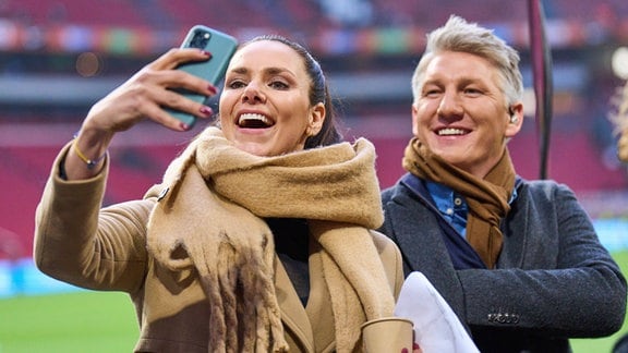 Esther Sedlaczek macht ein Selfie mit Bastian Schweinsteiger