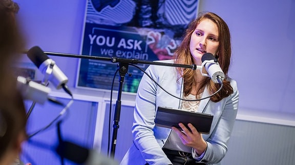 Franziska Fischer spricht in ein Mikrofon.