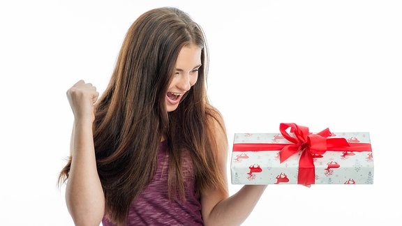 Eine junge Frau freut sich über ein Geschenk