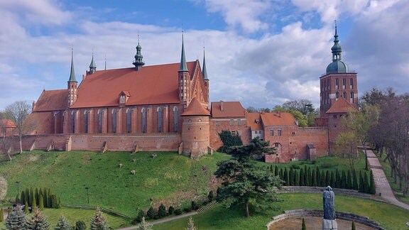 Der Frauenburger Dom, der auch unter dem Namen Kathedrale Mariä Himmelfahrt und St. Andreas bekannt ist, befindet sich in Frombork im ehemaligen Ostpreußen. 