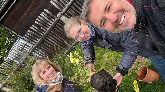 Die erste Gartenberatung hat sich Theresia Högel aus Wilsdruff am 22. April gesichert. Unsere Expertin Helma Bartolomay und unser Morgenmann Silvio haben sich alles angeschaut. Auf dem großen Garten-Grundstück mit Haus gibt es viel zu tun.