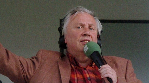 MDR-Radioreporter Gert Zimmermann am Mikrofon.
