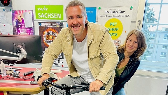 Elena Pelzer und Silvio Zschage im Sachsenradio-Studio. Sie verlosen E-Bikes. 