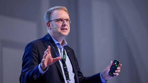 Prof. Dr. Günther Prokop spricht auf der Bühne