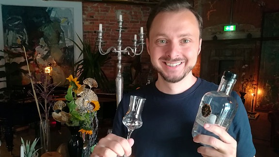 Jörg Fiedler, mit Flasche und Glas in den Händen