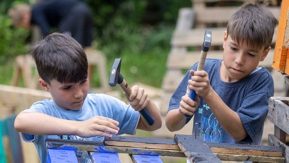 Kinder auf einem Abenteuerspielplatz