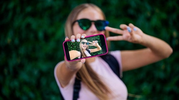 junge Frau macht ein Selfie