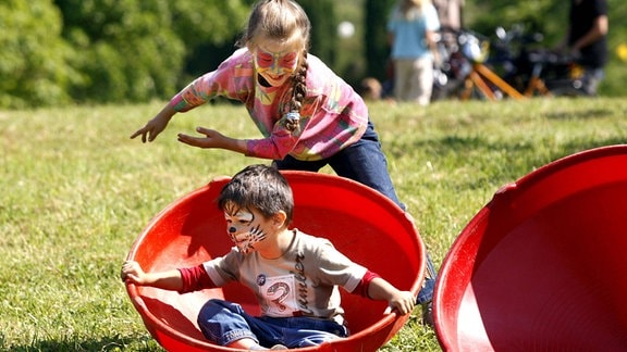 Zwei Kinder spielen.