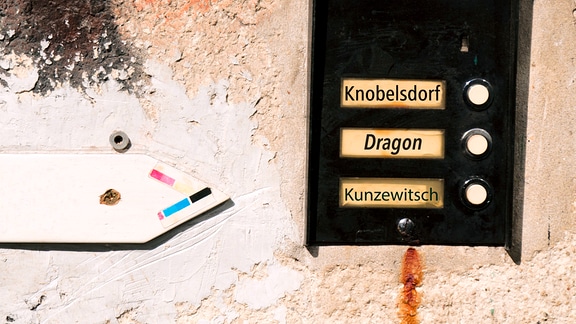 Klingelschild mit den Namen Knobelsdorf, Dragon und Kunzewitsch