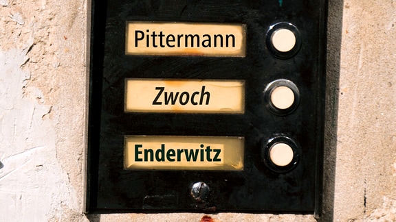 Klingelschild mit den Namen Pittermann, Zwoch, Enderwitz 