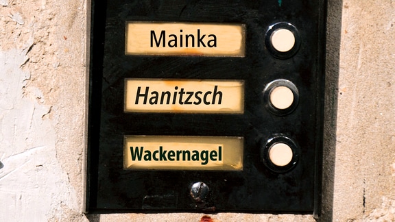 Klingelschild mit den Namen Mainka, Hanitzsch, Wackernagel