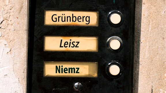 Klingelschild mit den Namen Grünberg, Leisz und Niemz  