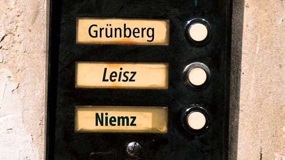 Klingelschild mit den Namen Grünberg, Leisz und Niemz 