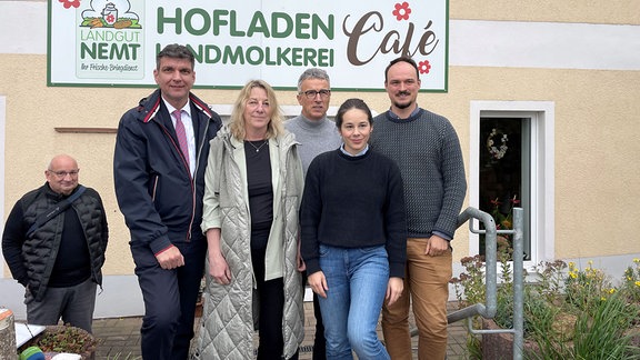 Gruppenfoto vor Hofladen.