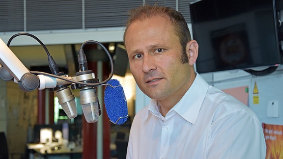 Lars Pätzhorn, Fachanwalt für Verkehrsrecht, im Hörfunkstudio