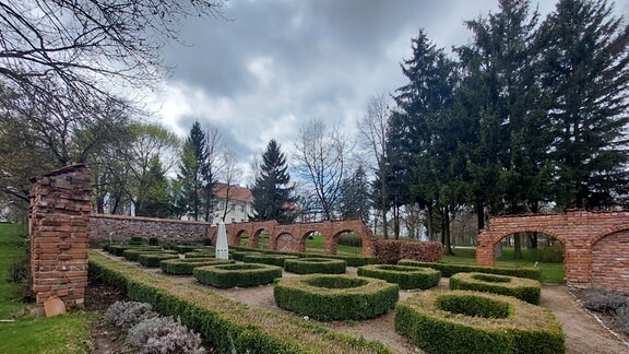 Die Gärten von Pałac Nakomiady: Gemüse-, Kräuter-, Obst- und Blumengarten sowie ein Labyrinth.