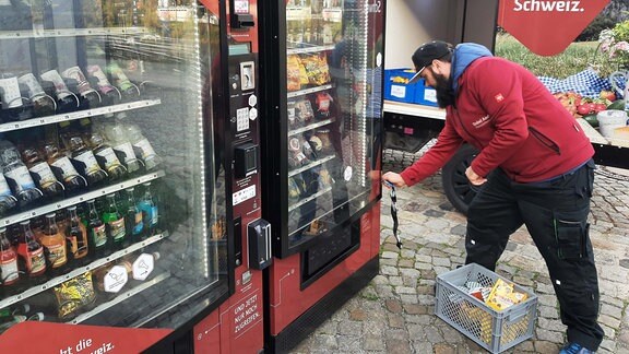 Ein Mann steht vor einem Automaten