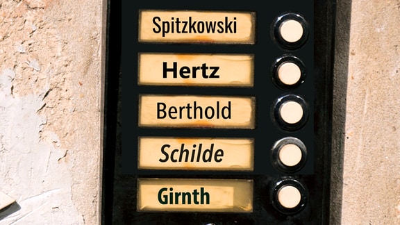 Klingelschild mit den Namen Spitzkowski, Hertz, Berthold, Schilde, Girnth