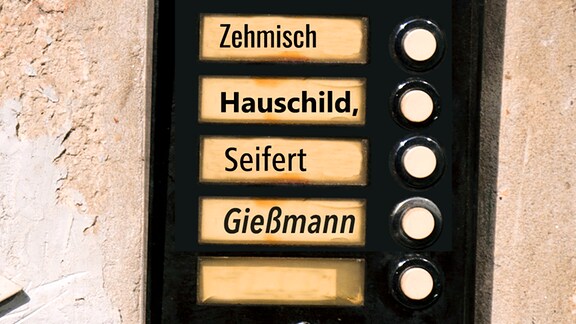 Klingelschild mit den Namen Zehmisch, Hauschild, Seifert, Gießmann