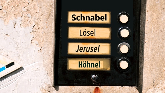 Klingelschild mit den Namen Schnabel, Lösel, Jerusel und Höhnel