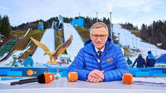 ZDF-Sportmoderator Norbert König an der Olympiaschanze Garmisch-Partenkirchen